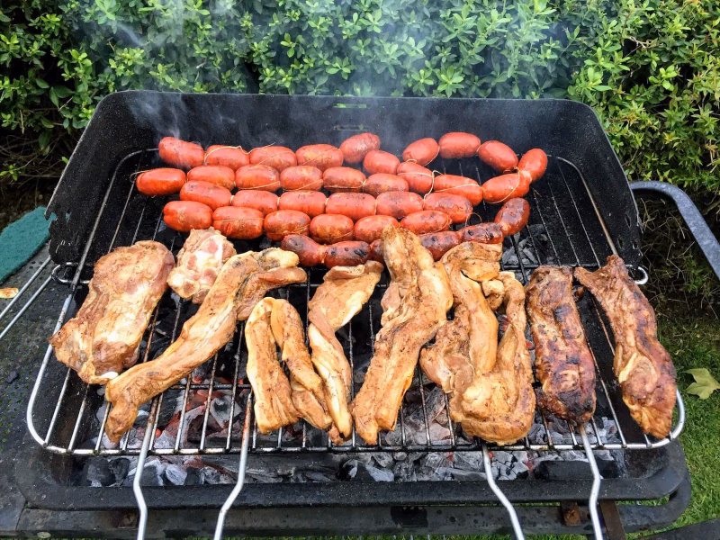 Inihaw na karne at chorizo sa uling