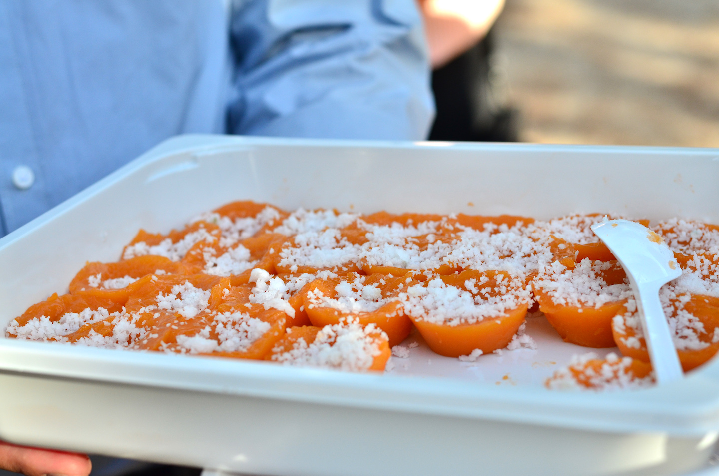 Kutstinta na may budbod ng niyog