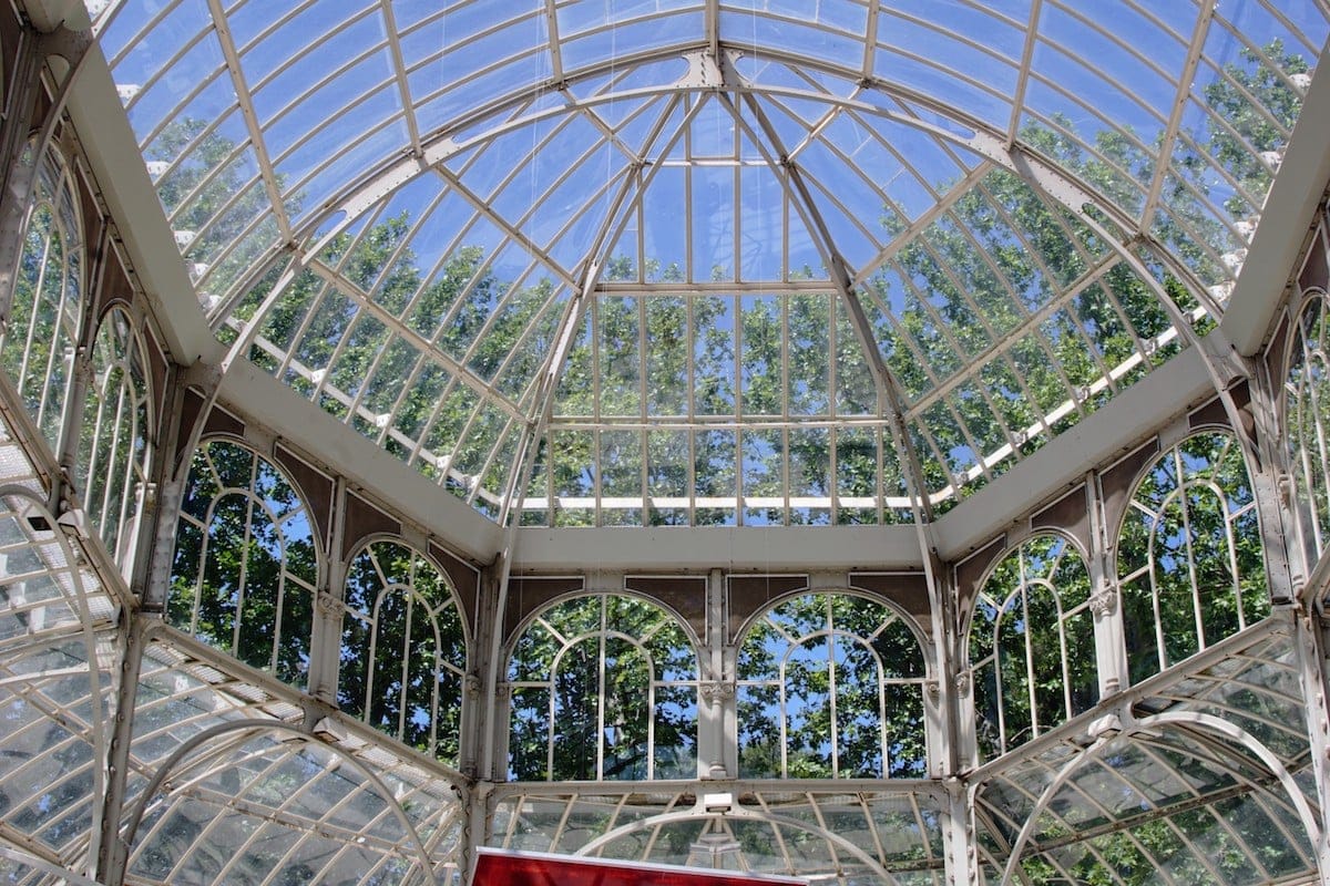 ng maringal at maaliwalas na mga bintanang bubog