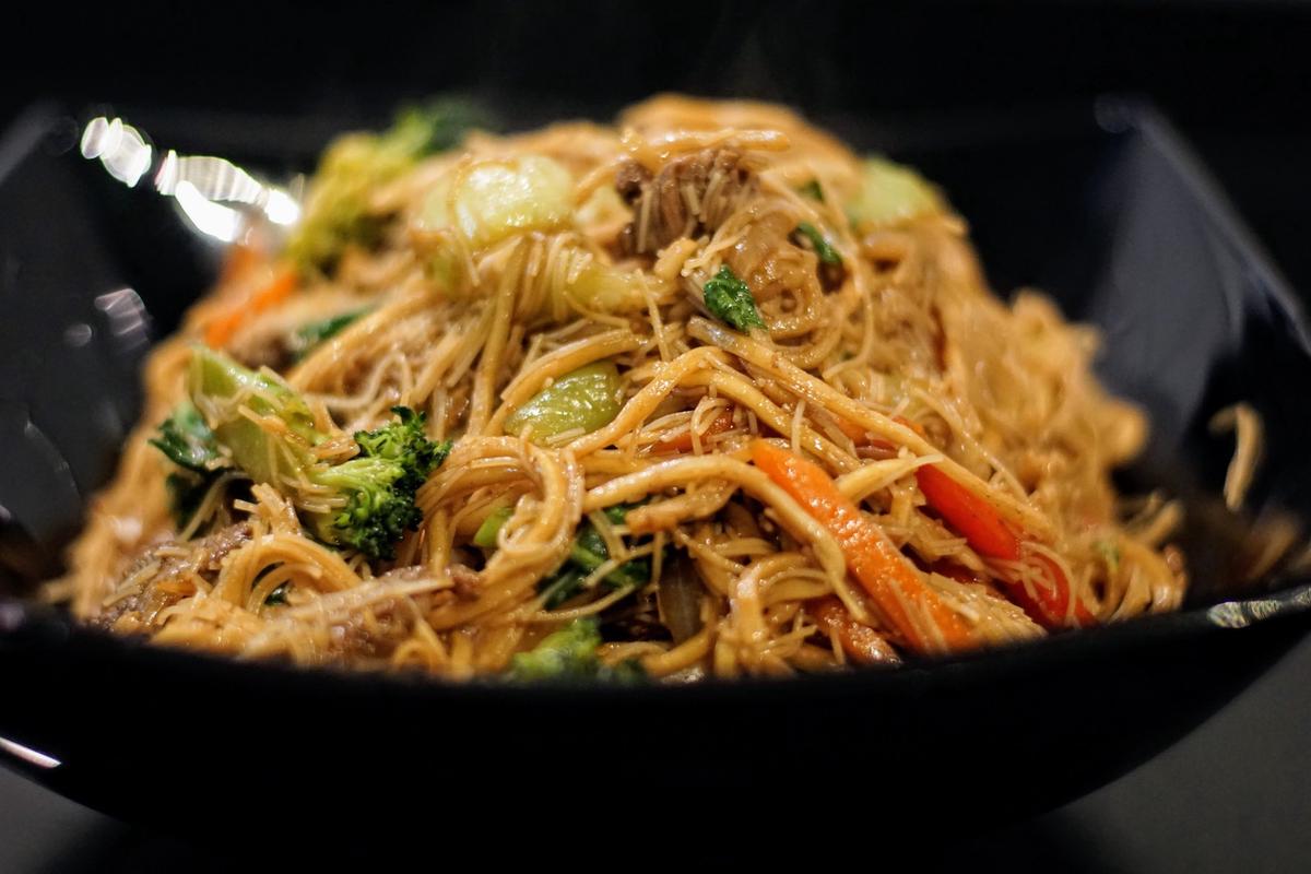 Pancit Guisado Espesyal at Gyoza 🥢